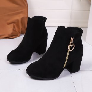 Bottines élégantes à talon avec détail cœur